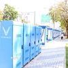 Các tủ đổi pin được đặt sát vỉa hè, vẫn đảm bảo lối cho người đi bộ. (Ảnh: Tiến Lực/TTXVN)