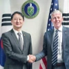 Bộ trưởng Công nghiệp Hàn Quốc Ahn Duk Geun và Bộ trưởng Năng lượng Mỹ Chris Wright. (Nguồn: Yonhaps)