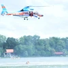Trực thăng Việt Nam tham gia diễn tập thực hiện tình huống cứu hộ trên sông. (Ảnh: Xuân Tú/TTXVN)