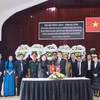 Ban Công tác đặc biệt thủ đô Viêng Chăn và Ban Công tác đặc biệt tỉnh Hà Tĩnh trao biên bản bàn giao hài cốt liệt sỹ. (Ảnh: Xuân Tú/TTXVN)