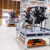 Công nhân Công ty Kim Long Motor Huế thực hiện quy trình sản xuất động cơ. (Ảnh: Nguyên Lý/TTXVN)