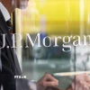 Biểu tượng của Ngân hàng JPMorgan Chase tại trụ sở ở New York, Mỹ. (Ảnh: THX/TTXVN)