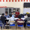 Cán bộ phường Hồng Hà tư vấn giả thích cho người dân đến nhận tiền đền bù giải phóng mặt bằng. (Ảnh: Quốc Lũy/TTXVN)