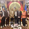 Đại sứ Việt Nam tại Bangladesh Nguyễn Mạnh Cường chụp ảnh kỷ niệm với các đại diện báo chí Bangladesh.