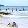 Tới Koh Rong, du khách có thể tắm biển trên nhiều bãi tắm đẹp của đảo, hay tham gia nhiều hoạt động như lặn ngắm san hô, chèo kayak, đi canoe… (Ảnh: Quang Anh/TTXVN)