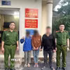 Công an xã Hoàng Su Phì kịp thời ngăn chặn và đưa hai cháu N.T.Đ. (sinh năm 2013) và N.T.C. (sinh năm 2014) trở về nhà an toàn. (Ảnh: TTXVN phát)