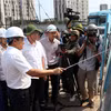 Chủ tịch Ủy ban Nhân dân Thành phố Hồ Chí Minh Nguyễn Văn Được trao đổi tại công trường. (Ảnh: Tiến Lực/TTXVN)