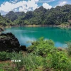 Hồ Mắt Ngọc vẫn còn hoang sơ, không ồn ào dịch vụ, cũng không biển quảng cáo rực rỡ. Nơi đây dành cho những ai muốn hòa mình vào thiên nhiên hoặc đơn giản chỉ để thả lỏng tâm trí. (Ảnh: Trọng Đạt/TTXVN)