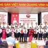 Đồng chí Đỗ Văn Chiến, Ủy viên Bộ Chính trị, Bí thư Trung ương Đảng, Bí thư Đảng ủy Mặt trận Tổ quốc, các đoàn thể Trung ương, Chủ tịch Ủy ban Trung ương Mặt trận Tổ quốc Việt Nam chúc mừng Ban Chấp hành Đảng bộ Trung ương Đoàn nhiệm kỳ 2025 - 2030. (Ảnh: Minh Đức/TTXVN)