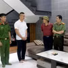 Công an đọc lệnh giữ người trong trường hợp khẩn cấp đối với Tôn Quý Hòa (sinh năm 1982, trú tại khối Văn Trung, phường Hưng Dũng, thành phố Vinh, Nghệ An). (Ảnh: TTXVN)