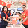 Phó Tổng Giám đốc TTXVN Nguyễn Thị Sự trực tiếp trao đổi, chia sẻ thông tin và tặng các ấn phẩm báo chí cho các bạn trẻ. (Ảnh: Phan Phương/TTXVN)