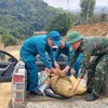 Di dời quả bom mang đi hủy nổ. (Ảnh: TTXVN phát)