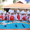 103 nghệ nhân, đầu bếp chuyên nghiệp cùng tham gia chế tác Bản đồ Việt Nam làm từ xôi nước cốt dừa lớn nhất. (Ảnh: Nguyễn Hằng/TTXVN)