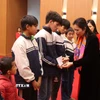 Trao tặng suất học bổng cho học sinh khuyết tật, học sinh có hoàn cảnh khó khăn. (Ảnh: Nguyễn Thảo/TTXVN)