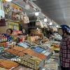 Khách mua hải sản khô tại chợ Bà Rịa, phường Bà Rịa. (Ảnh: Hoàng Nhị/TTXVN)