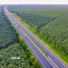 Phương tiện lưu thông trên một tuyến cao tốc được đưa vào khai thác. (Ảnh: PV/Vietnam+)