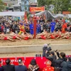 Nghi lễ và thực hành trò chơi Kéo co Ngồi Đền Trấn Vũ thu hút đông người dân đến tham dự và cổ vũ. (Ảnh: Thanh Tùng/TTXVN)