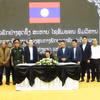Hội Doanh nghiệp Việt Nam tại Lào ghi sổ tang tại Lễ viếng cố Chủ tịch Quốc hội nước CHDCND Lào Xaysomphone Phomvihane. (Ảnh: Xuân Tú/TTXVN)