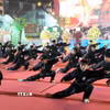 Võ sinh biểu diễn kỹ thuật với sáo. (Ảnh: Đồng Thúy/TTXVN)