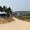 Cầu Thạnh Đức mới xây có giá 265 tỷ đồng nhưng ko có lối vào để ra Quốc lộ 1A, mọi người phải đi theo lối món dân sinh nhỏ. (Ảnh: Cao Nguyên/TTXVN)