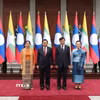 Chủ tịch nước Lào Thongloun Sisoulith và Phu nhân cùng Tổng thống Myanmar Min Aung Hlaing và Phu nhân tại lễ đón. (Ảnh: Xuân Tú/TTXVN)