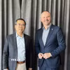 Đại sứ Việt Nam tại Australia Phạm Hùng Tâm (trái) và Thủ hiến Vùng Lãnh thổ Thủ đô Canberra (ACT) Andrew Barr. (Ảnh: TTXVN phát)