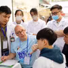 Khám sàng lọc cho các bệnh nhi bị khe hở môi - vòm miệng. (Ảnh: TTXVN)