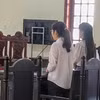 Hai bị cáo Phạm Ngọc Thùy và Đỗ Thị Yến Phương tại phiên xử phúc thẩm ngày 27/5/2025. (Ảnh: TTXVN phát)