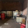 Hơn 1.000 lít dầu DO khác đã thu mua trước đó tại cơ sở kinh doanh phế liệu. (Ảnh: TTXVN phát)