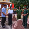Lãnh đạo xã Nam Ninh (Ninh Bình) kiểm tra công tác tìm kiếm, quy tập và xác định danh tính hài cốt liệt sỹ tại khu vực Nghĩa trang liệt sỹ Nam Hải. (Ảnh: Công Luật/TTXVN)