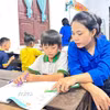 Lớp học hè miễn phí do Đội hình Hoa phượng đỏ xã Ea Wer phối hợp Chi đoàn thôn 11 tổ chức, tạo môi trường học tập và rèn luyện kỹ năng cho thiếu nhi trong dịp hè. (Ảnh: TTXVN phát)
