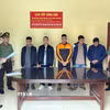 Cơ quan An ninh điều tra Công an tỉnh Tuyên Quang đọc Quyết định khởi tố các đối tượng. (Ảnh: TTXVN phát)