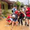 Lực lượng cứu hộ sơ tán người dân khỏi khu vực ngập lụt do bão Kalmaegi tại tỉnh Cebu, Philippines ngày 4/11/2025. (Ảnh: THX/TTXVN)