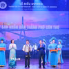 Đồng chí Nguyễn Thị Thanh, Uỷ viên Ban Chấp hành Trung ương Đảng, Phó Chủ tịch Quốc hội và Đồng chí Nguyễn Đức Hiển, Phó Trưởng Ban Ban Chính sách, Chiến lược Trung ương trao giải cho đơn vị đoạt giải. (Ảnh: Diệu Thúy/TTXVN.)