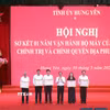 Bí thư Tỉnh ủy Hưng Yên Phạm Quang Ngọc trao Bằng khen cho các cá nhân có thành tích xuất sắc trong triển khai thực hiện sắp xếp, vận hành bộ máy của hệ thống chính trị và chính quyền địa phương 2 cấp. (Ảnh: Đinh Văn Nhiều/TTXVN)