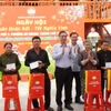 Ủy ban Mặt trận Tổ quốc Việt Nam thành phố Hồ Chí Minh tặng quà Tết cho các hộ dân có hoàn cảnh khó khăn tại thành phố Thủ Đức. (Nguồn: Mặt trận Tổ Quốc)