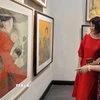 Các nữ họa sỹ tham gia triển lãm tranh. (Ảnh: Phương Thanh/TTXVN)