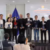 Các diễn giả tại hội thảo nhận quà lưu niệm từ Ban Tổ chức. (Ảnh: Hương Giang/TTXVN)