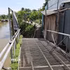 Vụ sạt lở làm hư hỏng hoàn toàn cây cầu gỗ dân sinh dài khoảng 15 mét, ảnh hưởng đến việc đi lại của người dân địa phương. (Ảnh: TTXVN phát)
