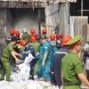 Lực lượng chức năng khống chế đám cháy tại nhà kho chứa vải ở phường An Khê, thành phố Đà Nẵng. (Ảnh: TTXVN phát)