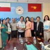Dịch giả Nguyễn Quyết Tiến ( thứ 6 từ trái sang) trao tặng Trung tâm bộ sách từ điển và hội thoại Việt – Séc – Anh do chính ông biên soạn, đồng thời cam kết dịch miễn phí các tác phẩm thơ tiếng Việt sang tiếng Séc để phục vụ công tác giảng dạy. (Ảnh: Việt Thắng/TTXVN)