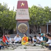 Cán bộ, chiến sỹ ở đặc khu Trường Sa cùng nhau gói bánh chưng ngày Tết. (Ảnh: TTXVN phát)