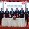 Chủ tịch UBND tỉnh Tây Ninh Lê Văn Hẳn và Thị trưởng thành phố Okayama, ông Masao Omori ký kết tuyên bố chung về hợp tác giữa UBND tỉnh Tây Ninh và chính quyền thành phố Okayama (Nhật Bản). (Ảnh: Bùi Giang/TTXVN)