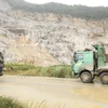 Khu mỏ tại đá vôi của Công ty Cổ phần Vissai Ninh Bình nằm gần với trục đường dẫn vào một khu mỏ khác. (Ảnh: Đức Phương/TTXVN)