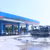 Hai xe đưa đón công nhân bốc cháy dữ dội gần cây xăng ở Hưng Yên 