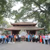 Đoàn nhà báo TTXVN tại Khu di tích 27/7. (Ảnh: Lê Đông/TTXVN)