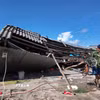 Người dân di dời vật dụng gia đình sau khi bị dông lốc gây sập nhà. (Ảnh: Chanh Đa/TTXVN)