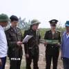 Cán bộ kiểm lâm Nam Định tuyên truyền cho người dân vùng ven biển về các quy định bảo vệ rừng ngập mặn. (Ảnh: Công Luật/TTXVN)