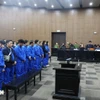 Các bị cáo nghe đại diện Viện kiểm sát đọc bản cáo trạng. (Ảnh: Quốc Lũy/TTXVN)