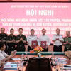 Lãnh đạo UBND TP Cần Thơ và Bộ Tư lệnh Vùng Cảnh sát biển 4 ký kết kế hoạch hiệp đồng. (Ảnh: TTXVN phát)